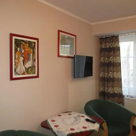 Pod Platanami Szálloda *