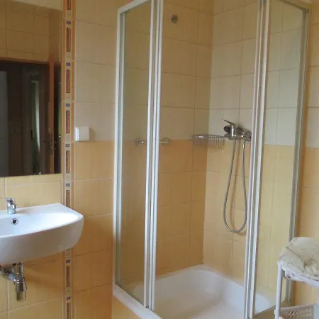 Pod Platanami Szálloda *