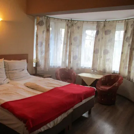 Pod Platanami Szálloda *